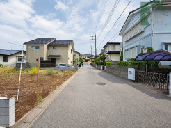 空が広く見渡せる、穏やかで静かな時間が流れる住宅街の風景です。