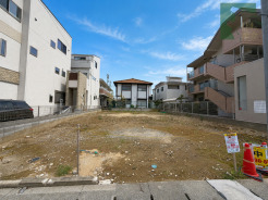 周囲を住宅に囲まれながらも空が広く感じられ、暮らしのイメージを自由に膨らませることができる開放的な敷地です。