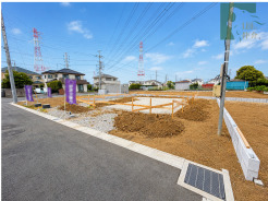 青い空が広がる開放的な立地に、新しい暮らしの始まりを感じさせる広々とした敷地です。