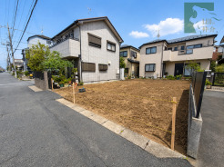 落ち着いた住宅街に佇む、新しい住まいを自由に描ける更地の広がり。