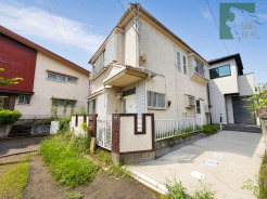 穏やかな青空の下に佇む、落ち着いた佇まいと開放感のある外観が心地よい住まいです。