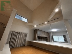 スキップフロアが生み出す立体的な広がりと、心安らぐ落ち着きのある空間が魅力です