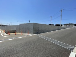広々とした開放感が魅力の分譲地。陽光あふれる心地よい住環境で、新しい暮らしが始まります。