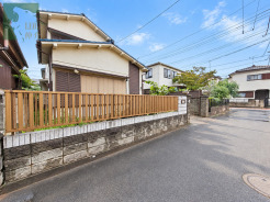 青空が広がる穏やかな街並みに佇む落ち着いた雰囲気をまとう住まい