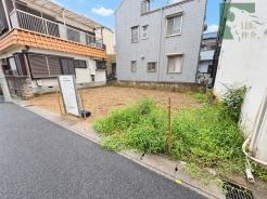 周囲を建物に囲まれながらも空が広がり、新しい暮らしを自由に描ける空間が広がっています