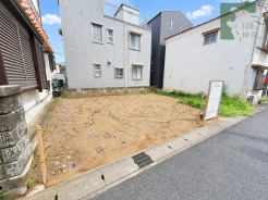 周囲の建物と程よい距離感を保ちながら開放的な空が広がる心地よい空間