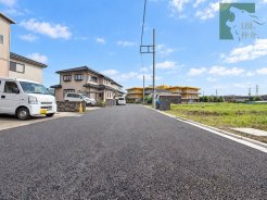 穏やかな空気が流れる閑静な住宅街に佇み、日々の暮らしに心地よいゆとりをもたらす周辺環境です。