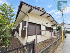 青空に映えるすっきりとした佇まいが心地よい穏やかな住まい