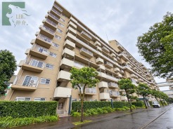 周囲の緑と調和する落ち着いた色合いの建物が穏やかな日常へと誘う住まいです