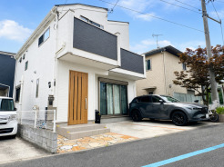 コントラストの効いた外観が街並みに馴染む、洗練された落ち着きと調和を感じさせる佇まいです
