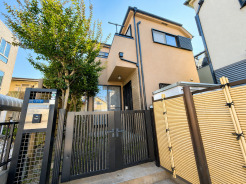 落ち着いた色調の外壁と自然な緑が調和し、住まう人の暮らしに安らぎを添える、プライベート感の漂う佇まいです