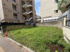 市街地の喧騒から少し離れた場所にある、自由な可能性を秘めた静かな空間です。
