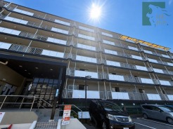 広がりを感じる爽やかな青空を背景に、堅実で安定感のある建物の表情が日常に寄り添います