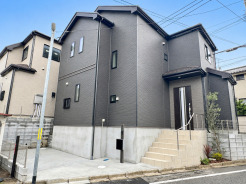 落ち着いた色調の外壁が洗練された印象を与える、モダンな佇まいの建物です。周囲の街並みにも調和する端正なフォルムが、帰宅するたびに心地よい安らぎを感じさせてくれる、静かで上品な住まいです