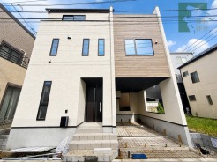 異素材を組み合わせた外壁がスタイリッシュな印象を与え、街並みに洗練された調和をもたらす、個性が際立つ住まいです
