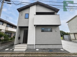 洗練されたモノトーンの色使いが印象的な外観。落ち着いた佇まいと直線を基調としたフォルムが、街並みに静かに調和し、日々の暮らしに安らぎと誇りをもたらす上質な住環境を演出しています