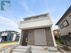 洗練された色調のコントラストが周囲の街並みに調和し、住まう人の個性を静かに物語る凛とした佇まいです