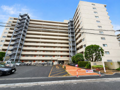 空に向かって堂々と佇む、存在感のある大規模な外観。街に溶け込む落ち着いた色合いが、日々の暮らしに安心感をもたらしてくれます。ゆとりを感じさせる敷地と周辺の環境が、住まいとしての心地よさを伝えます