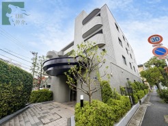 周囲の緑と調和するモダンな外観が、街並みに落ち着きと品格を添えています。洗練されたフォルムが静かな佇まいを演出し、日々の暮らしに心地よい安らぎを感じさせる、端正な構えの住まいです