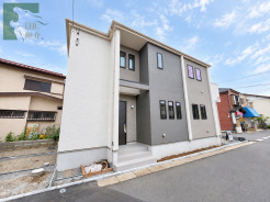 洗練されたモノトーンの外観が青空に映える、すっきりと落ち着いた佇まいの住まい。