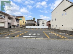 周辺の建物と調和した、静かで落ち着いた街並みに佇むゆとりある空間です