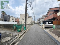 日々の暮らしが穏やかに流れる、落ち着いた住宅街の風景です。周囲の環境に溶け込み、日常に馴染む素朴で心地よい街並みが、穏やかな時間を感じさせてくれます