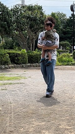 息子を抱く松浦