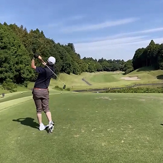 ゴルフ中の沖野谷の後ろ姿